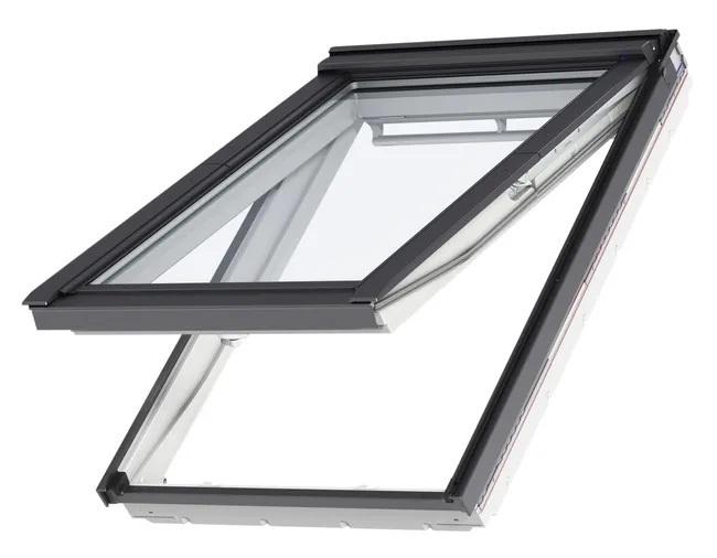 Vent. tejado proy. madera 45° 550x1180, Int. Blanco, Ext. Aluminio, Crist. Laminado c/tapajuntas